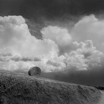 Landschaft mit Heuballen