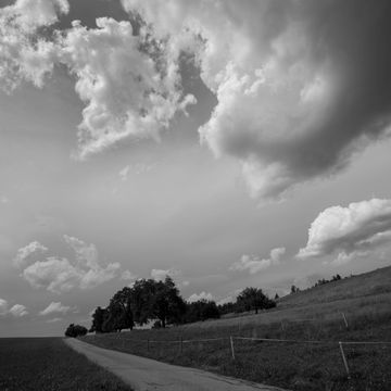 Flurweg mit Gewitter Stimmung